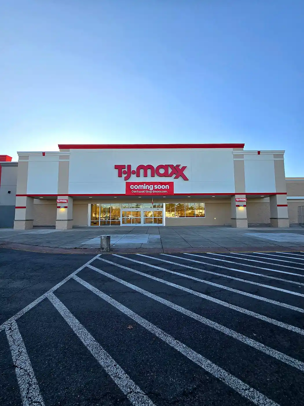 TJ Maxx storefront sign installed by ESCO Pacific